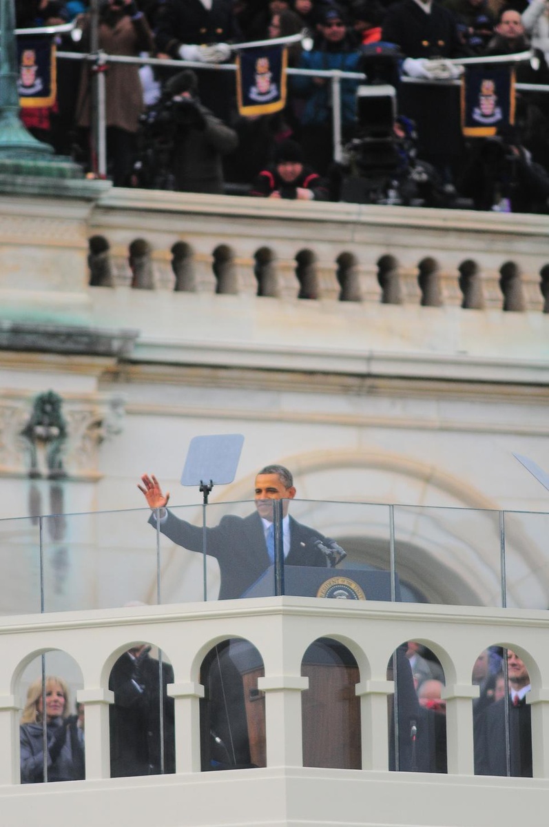 Obama Waves to Crowd Obama Waves to Crowd